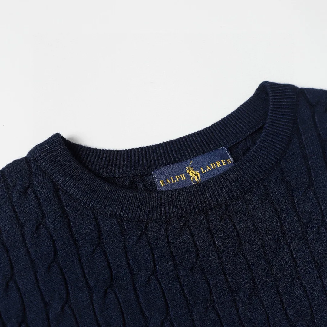 P186 Style No.: 601 -Ralph Lauren RL classic war horse logo embroidered pullover long-sleeved sweater on the chest -The item is made of custom-dyed and custom-spun yarn, purchased from the original version. A full set of customized accessories. Details determine success or failure. Heavy new autumn and winter product. High weight. Soft and delicate. The upper body effect is very nice. Loose fit. Women's model. -Color: white, gray, navy blue, red, khaki, blue, pink. -Sizes: S / M/ Ｌ S size 80-100 jins, M size 100-120 jins, Large size 120-135 jins
